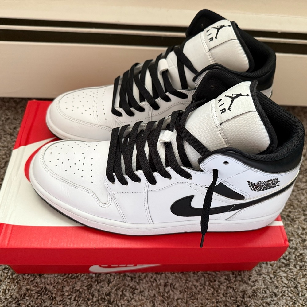 Men’s Nike Air Jordan 1 Mids size 11